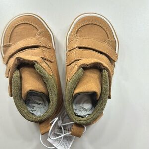 Old navy boys tan boots. Size 5. New with tags.